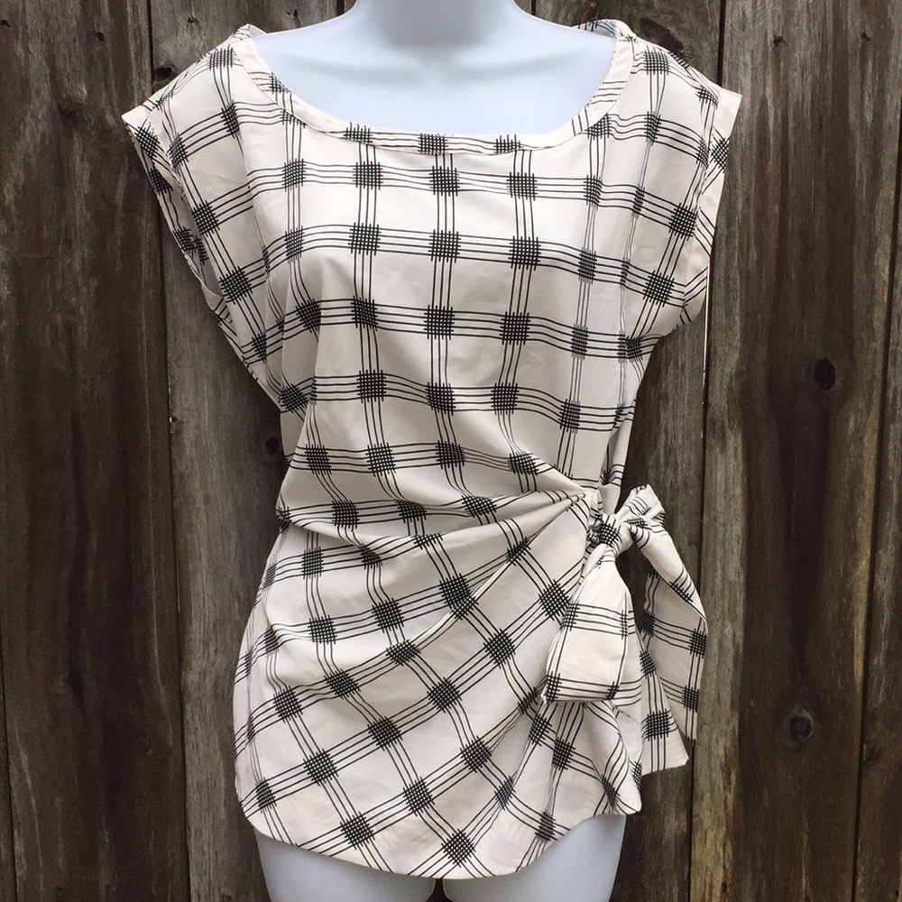 New York and Co. black and cream wrap blouse Small